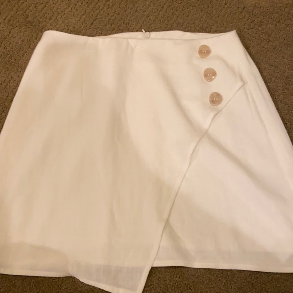 Cute white skirt!